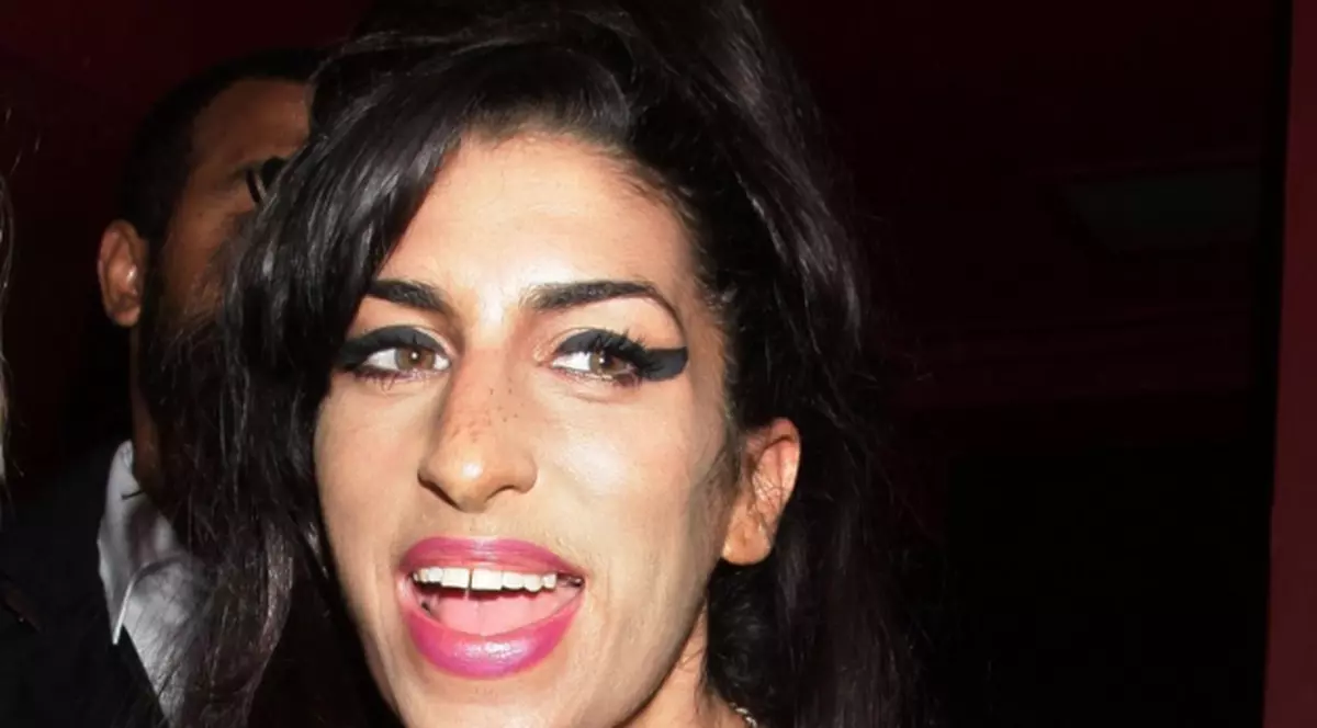 Amy Winehouse îşi bea minţile până adoarme în bar