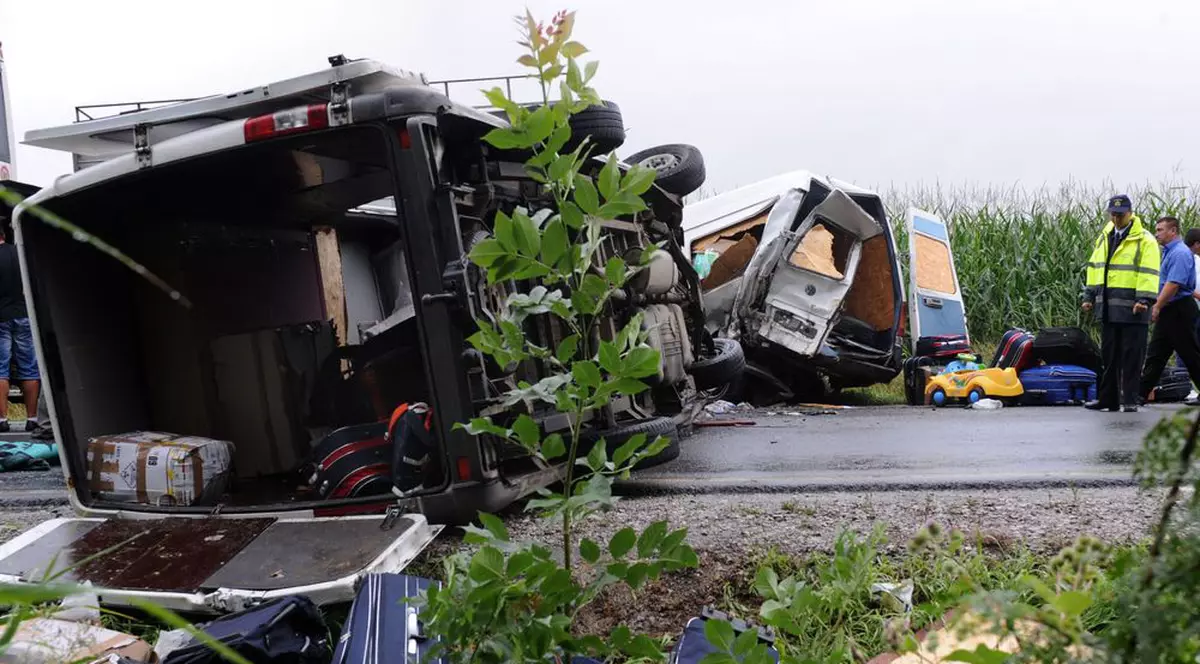Trei autovehicule româneşti s-au ciocnit pe o autostradă din Ungaria