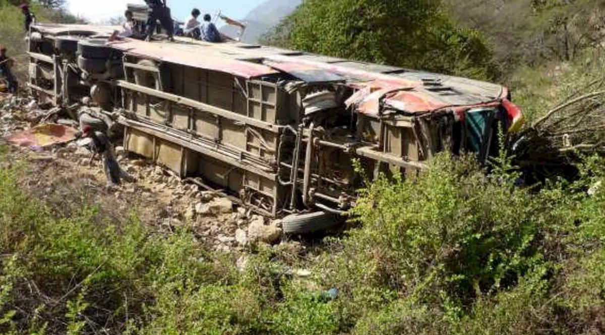 22 de oameni au murit după ce s-au prăbuşit cu autocarul în prăpastie