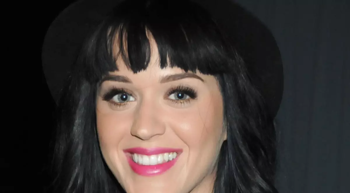Video | Katy Perry a lansat piesa “Teenage Dream” 