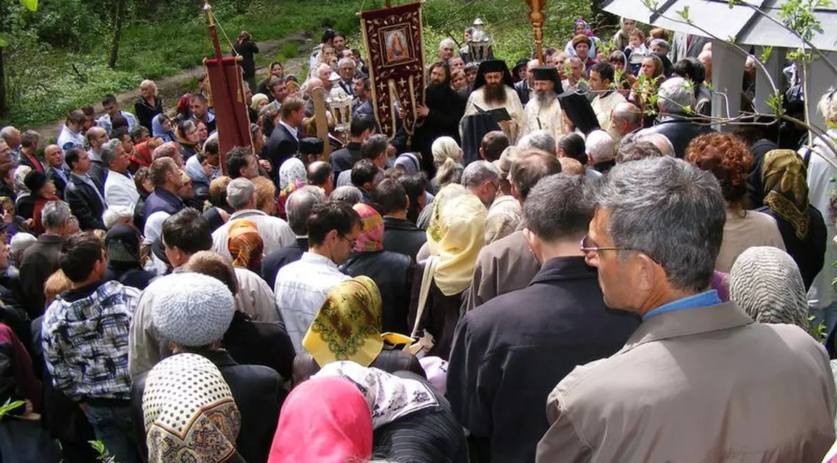 Mii de credincioşi la mânăstirea Nicula, pentru sărbătoarea Adormirii Maicii Domnului