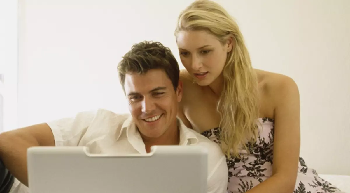 Adulţii care au Internet acasă îşi găsesc mai uşor parteneri