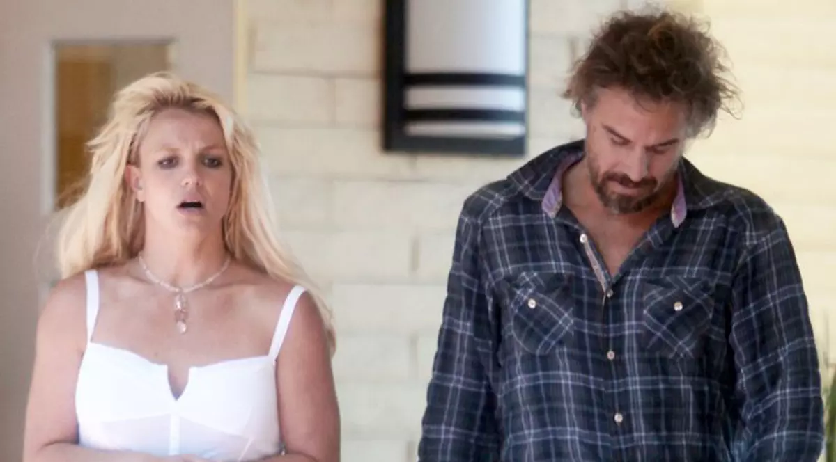 Britney Spears, obligată de iubit să se spele