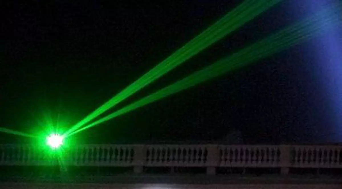 Un român din Marea Britanie, la un pas să provoace prăbuşirea unui avion cu un laser