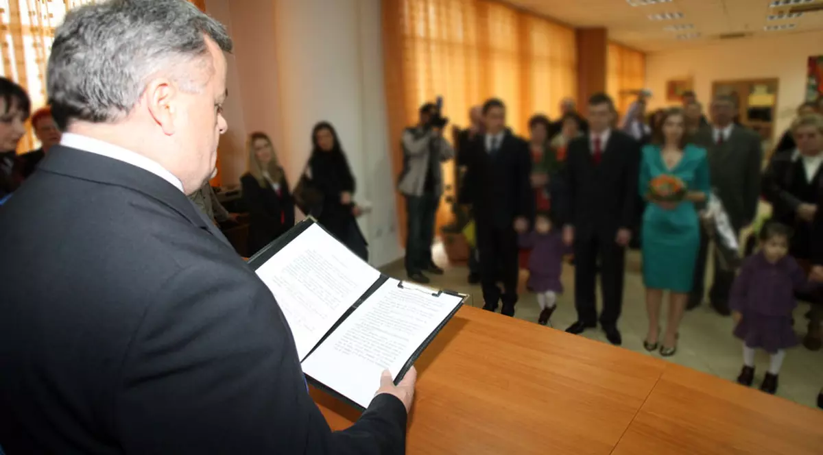 Maraton de căsătorii la Primăria Sectorului 2: peste 100 de cupluri îşi unesc destinele azi