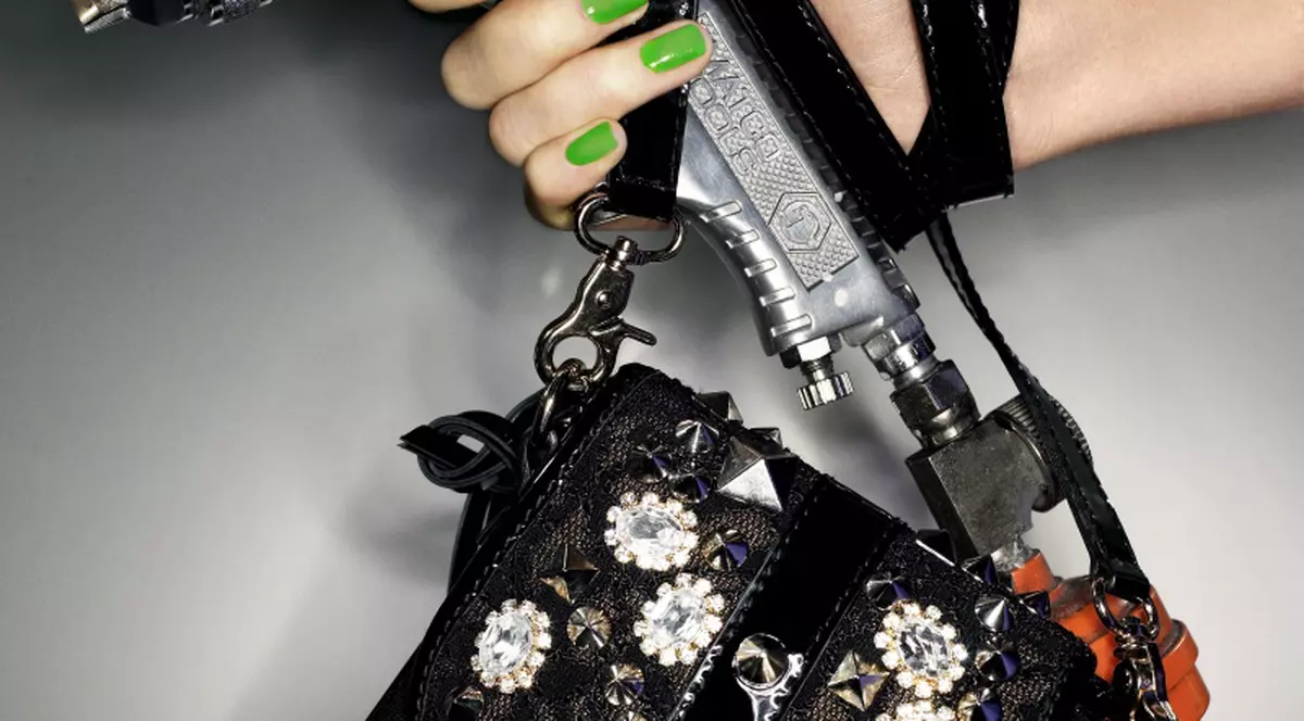 Aţi da 600 de euro pe o ojă verde?