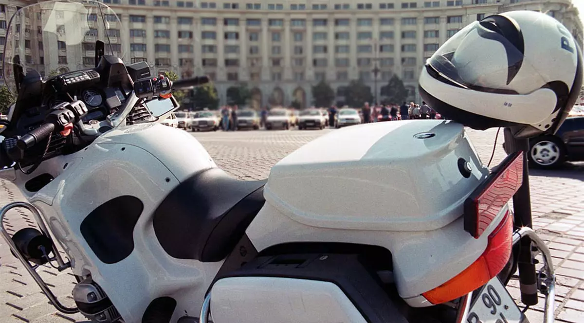 Un poliţist pe motocicletă a sfârşit o misiune într-o maşină de la salubritate