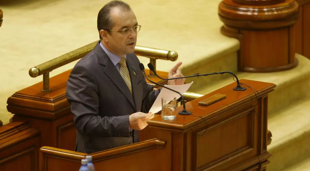 Boc explică necesitatea austerităţii: "Nu dă nimeni bani unei familii care cheltuie la cârciumi" 