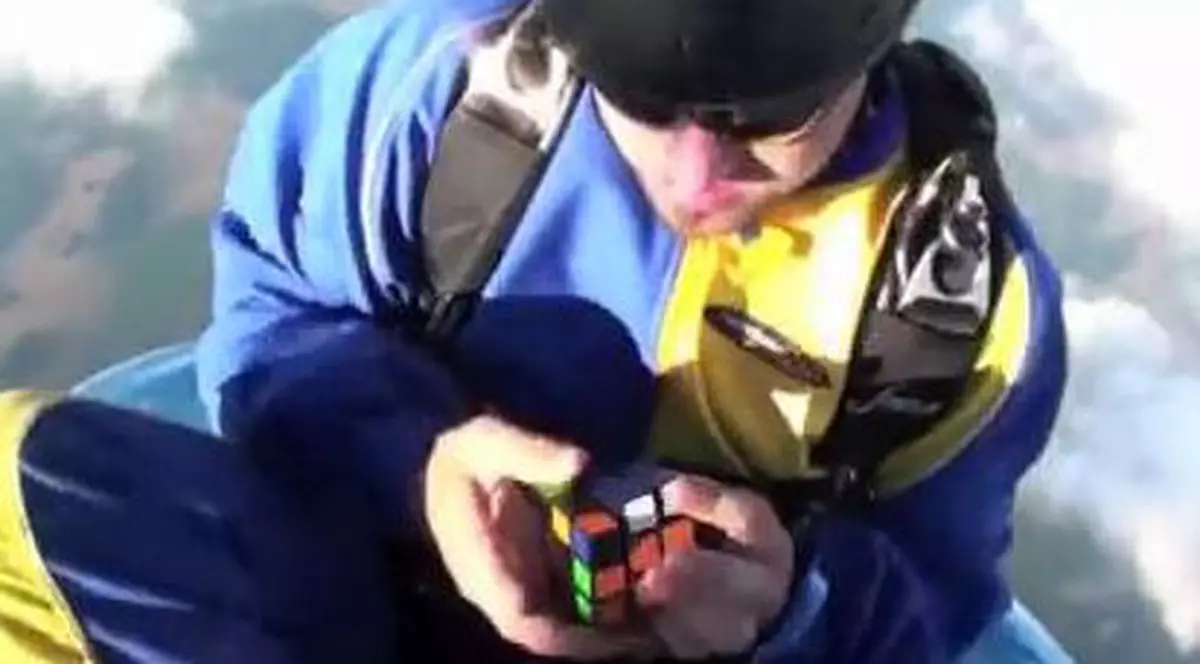 Video | A rezolvat un cub Rubik într-o barcă, în cadere libera de la 4.000 de metri