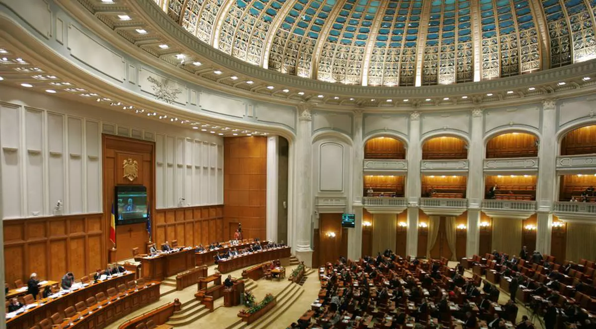 Parlamentarii încep munca