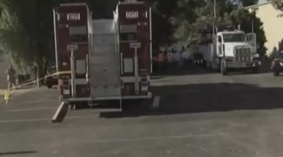 Trei oameni au murit după ce un camion a intrat peste ei în casă 