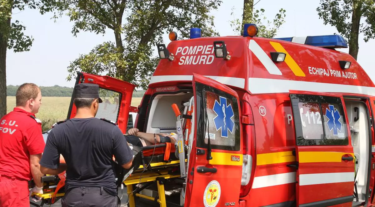 Nouă persoane au fost rănite după ce un microbuz a intrat într-un tractor