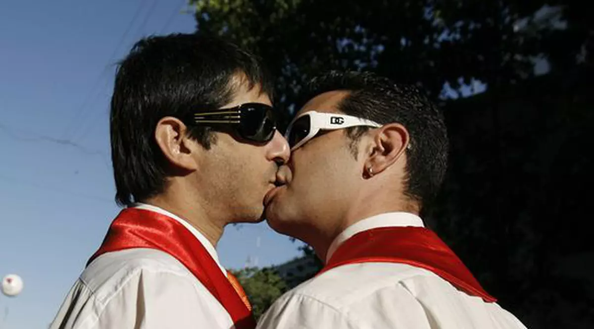 Un parlamentar italian vrea să organizeze o zi a sărutului gay în public