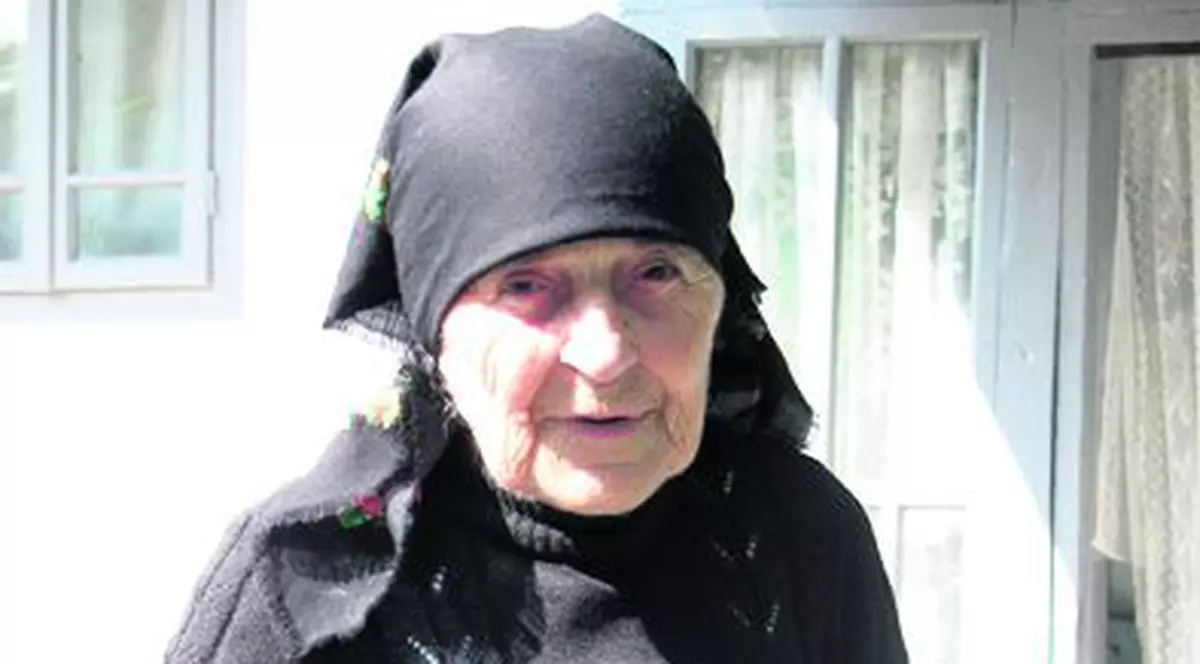 Deşi e bine, sănătoasă, o bătrână a aflat că a murit în anul 1996