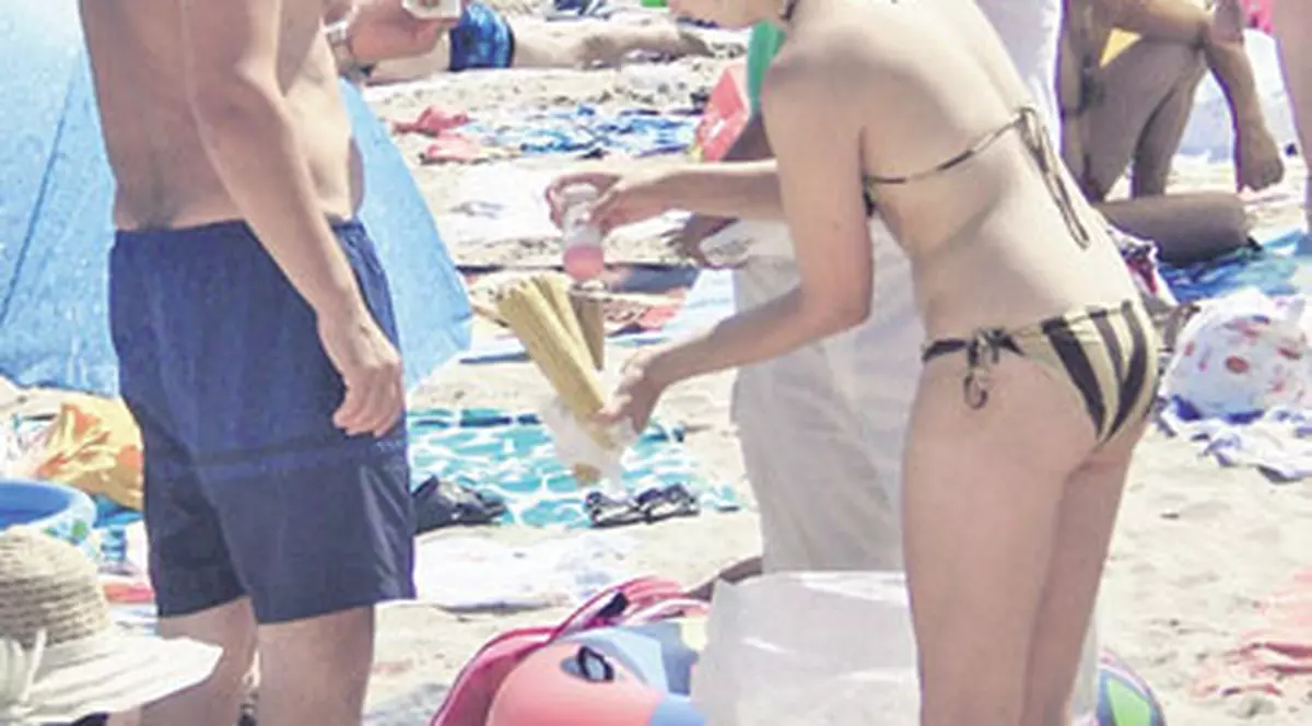 Oferte trăsnite pentru turişti: «Porumbelu’ de la mare, strânge-l tare-ntre picioare»