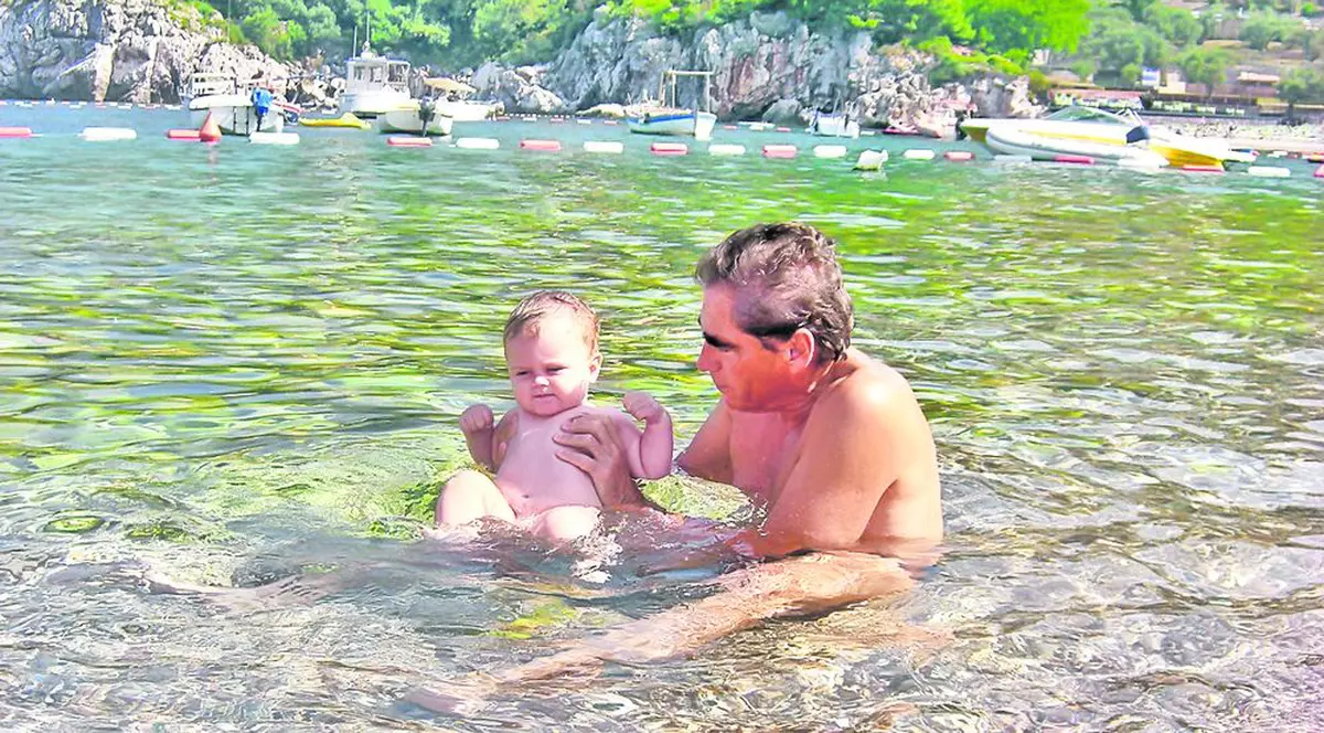 Petre Roman şi-a dus soţia şi copilul la Marea Adriatică