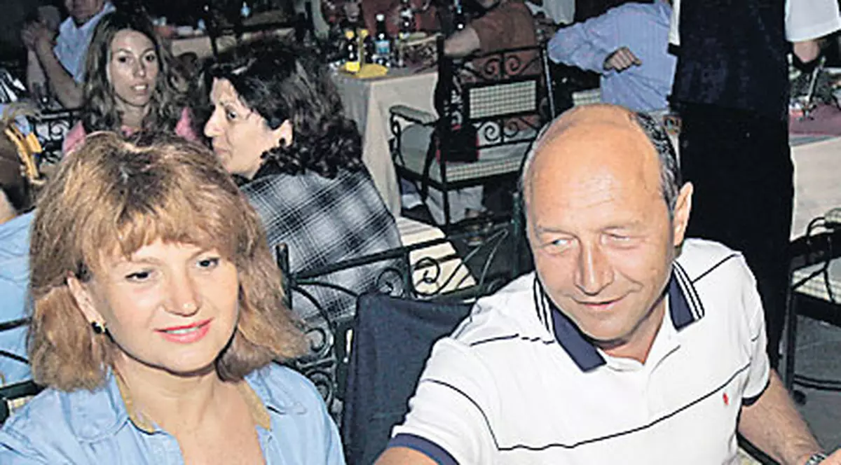 Băsescu a serbat ziua soţiei la Neptun