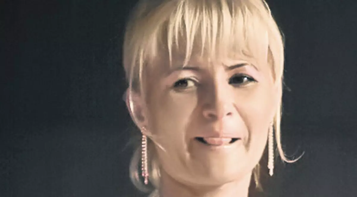 Soţia unui POLITICIAN ROMÂN se îmbracă spectaculos. E UIMITOARE de fiecare dată