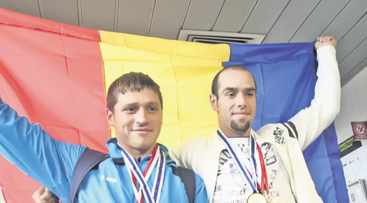 Campionii mondiali la caiac canoe către Emil Boc: «Nu ne tăiaţi din prime»