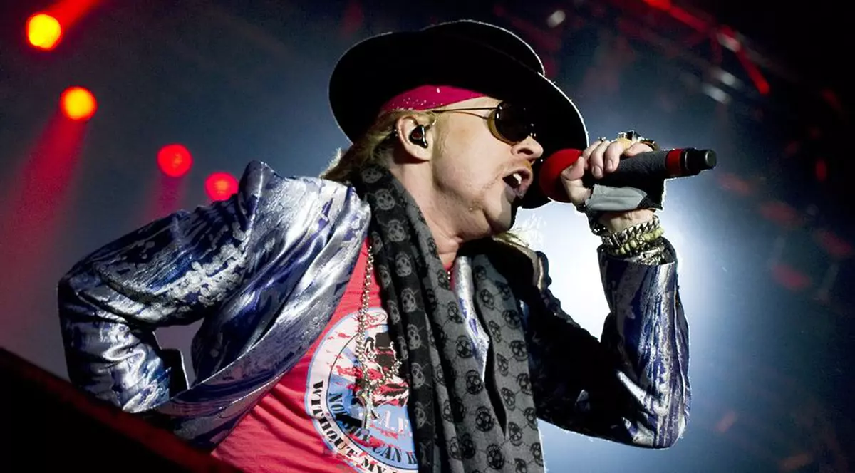 Video | Circ la Dublin: Axl Rose, alungat cu sticle de pe scenă