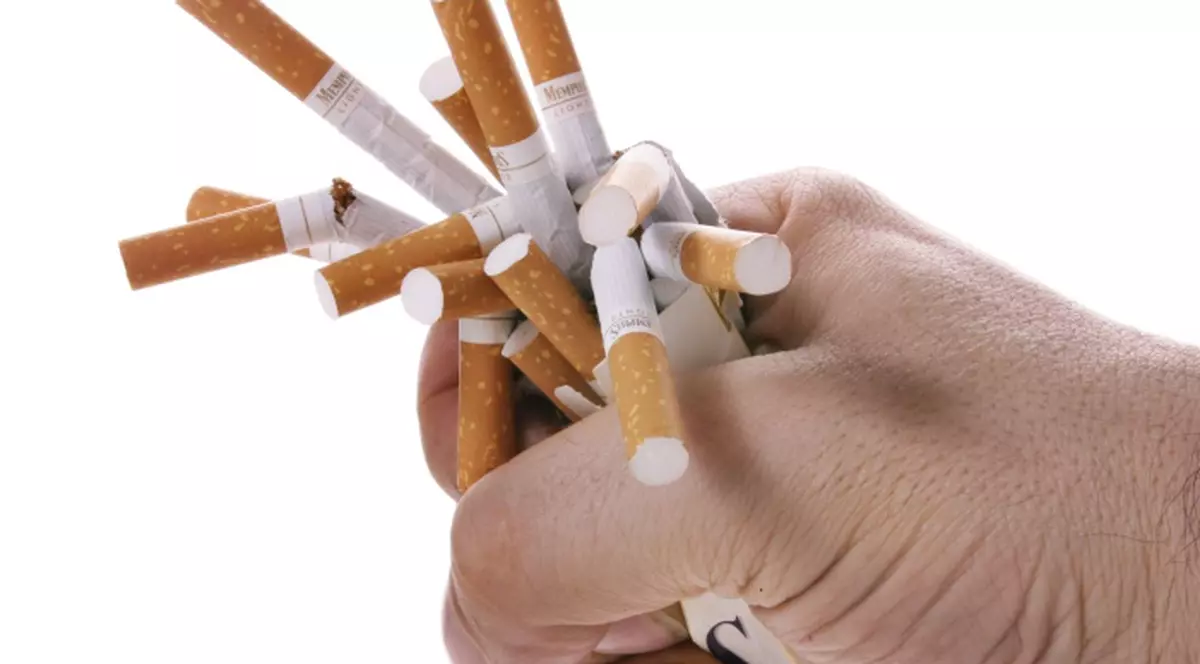 Şi-a învăţat câinele să fumeze, iar acum dă gata un pachet de ţigări pe zi
