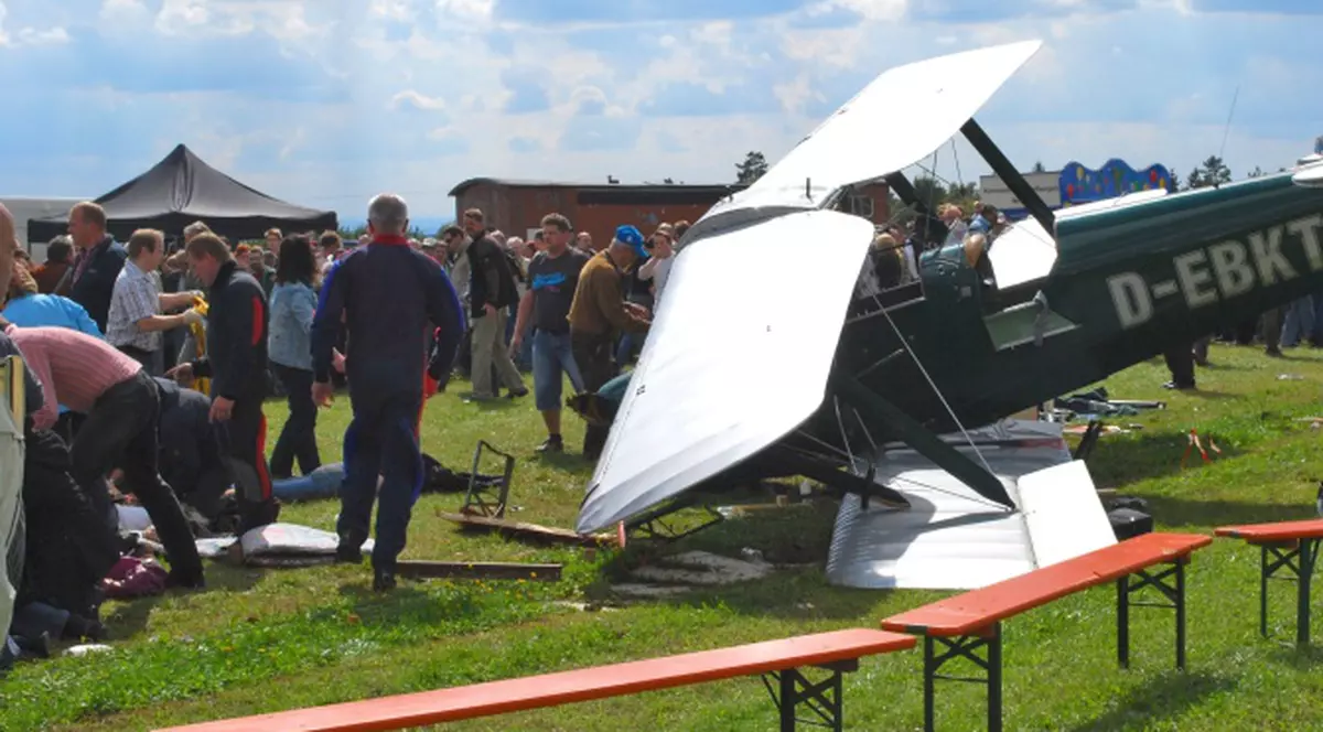 Un avion de la un spectacol aviatic a căzut pe spectatori