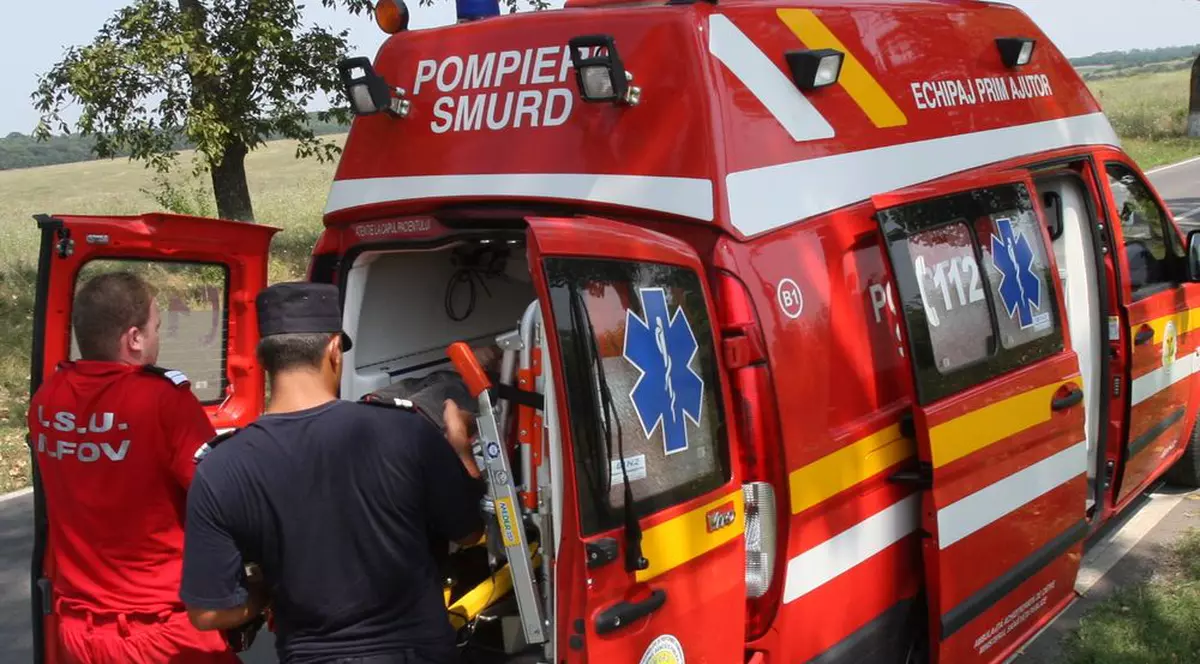 A omorât un om şi a rănit alţi doi după ce a a intrat cu maşina într-o staţie de autobuz