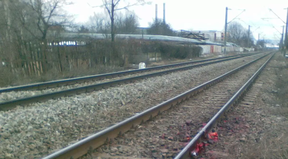 Un adolescent a murit după ce a sărit dintr-un tren în care s-a urcat din greşeală