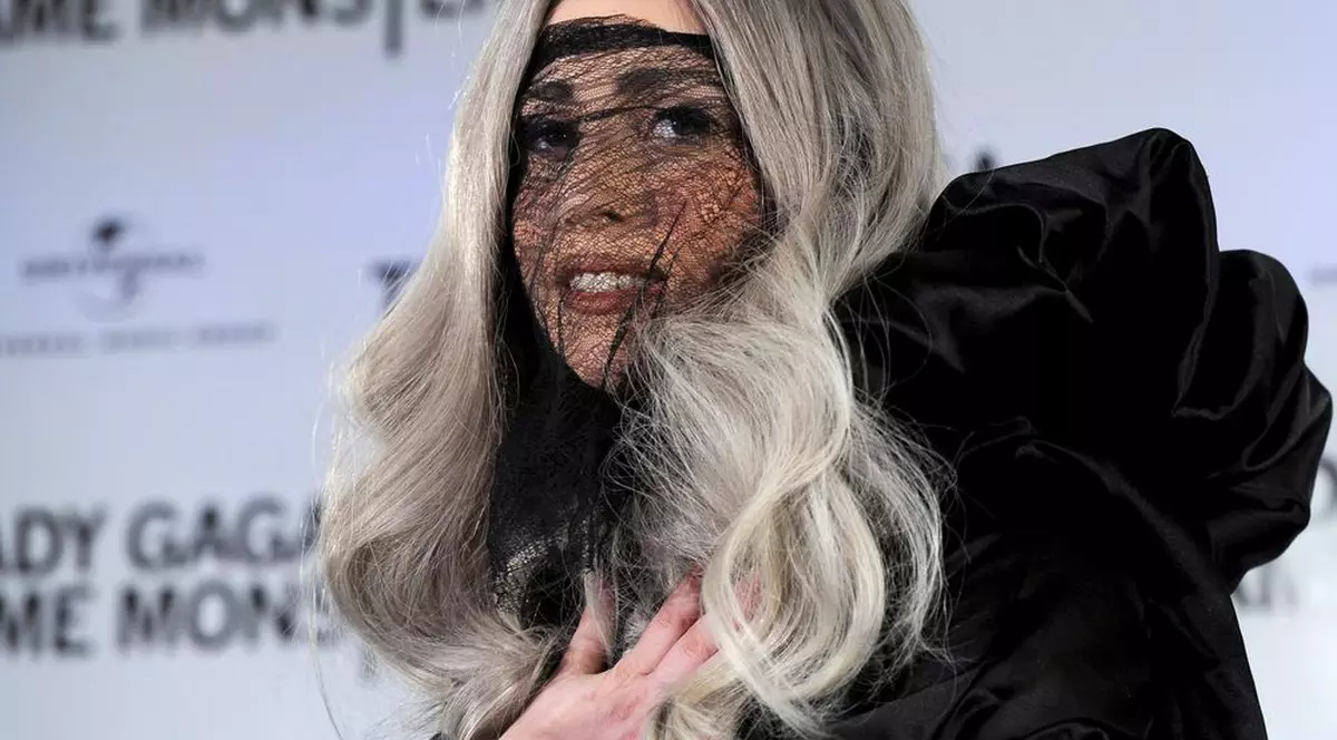 Lady GaGa a prizat cocaină de pe Biblie: "Eram atât de drogată, încât nu ştiam ce fac"