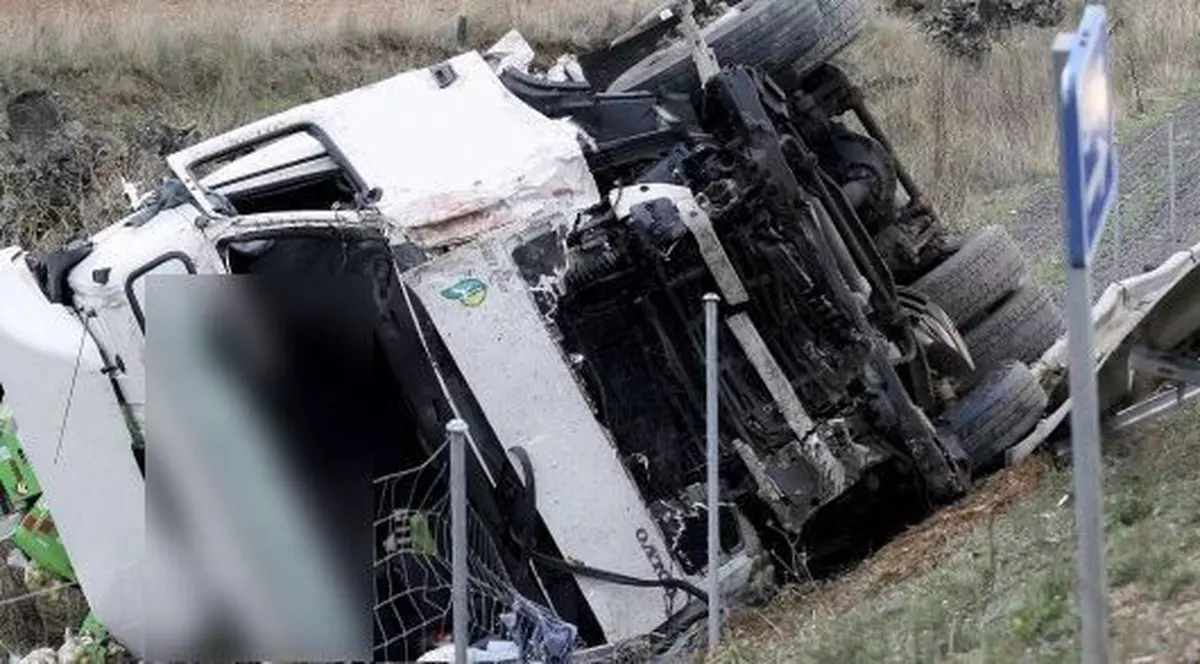 Un TIR încărcat cu marmură s-a răsturnat pe DN 72