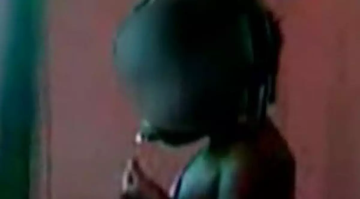 Video! O fetiţă de doi ani este învăţată de propria mamă să fumeze marijuana