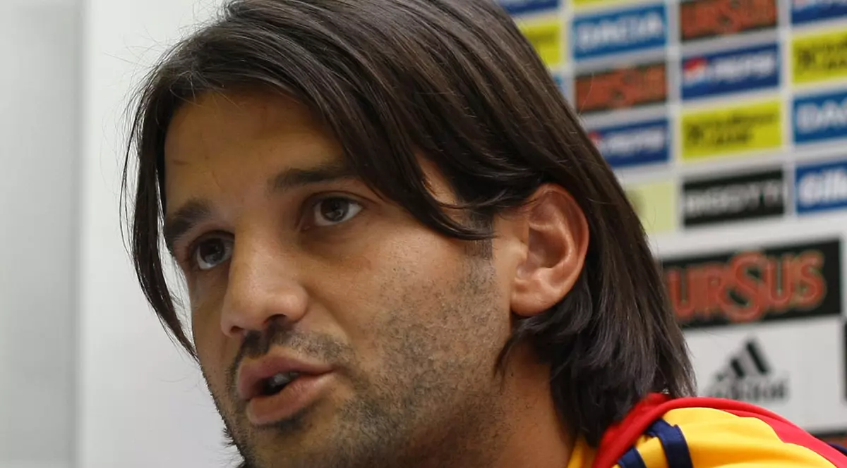 Chivu îşi lasă părul lung