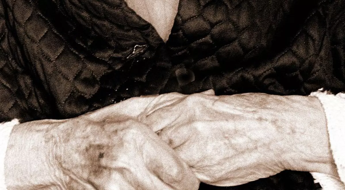 Bătrâni bătuţi în propria casă de un tânăr, pentru a le fura banii