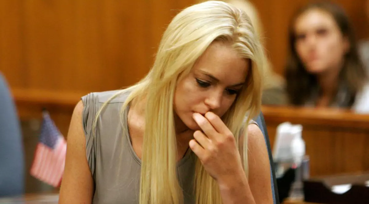 Lindsay Lohan vrea să stea cât mai mult timp în clinica de reabilitare