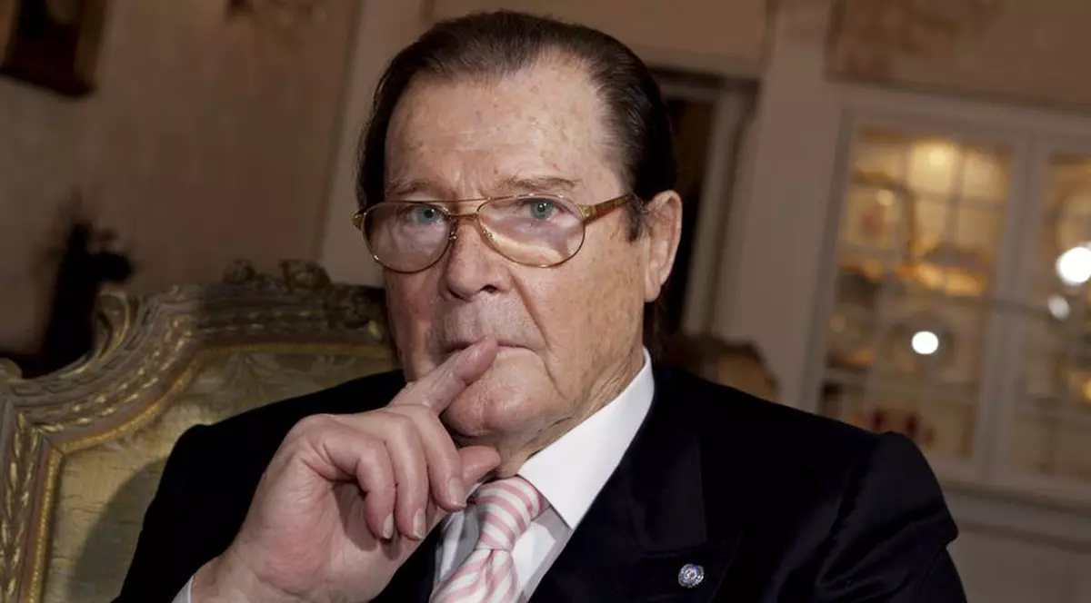 Roger Moore îl plânge pe Tony Curtis: "A fost un actor al dracului de bun"