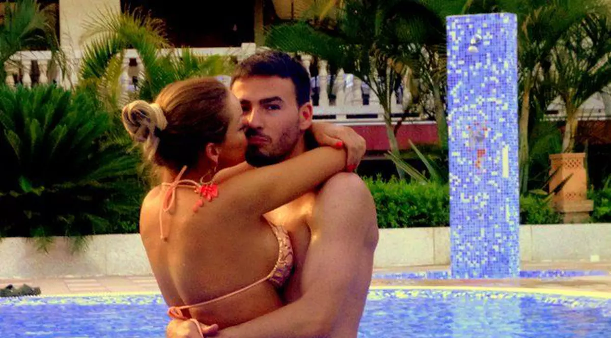 Ce mult se iubesc! Adrian Cristea şi Bianca Drăguşanu, tandri la piscină
