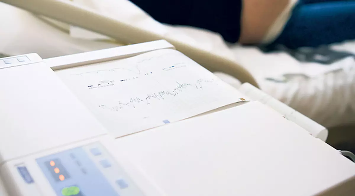 A născut copilul mort cu doctoriţa la telefon!