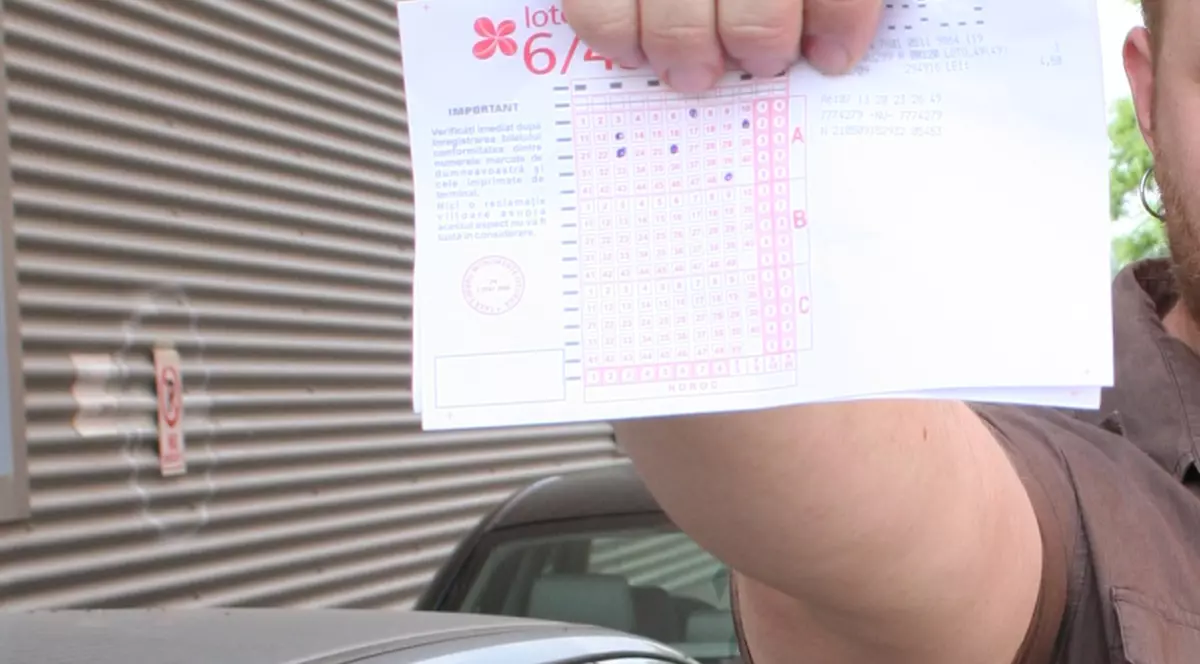 12 poliţişti au ghicit 5 numere la Loto