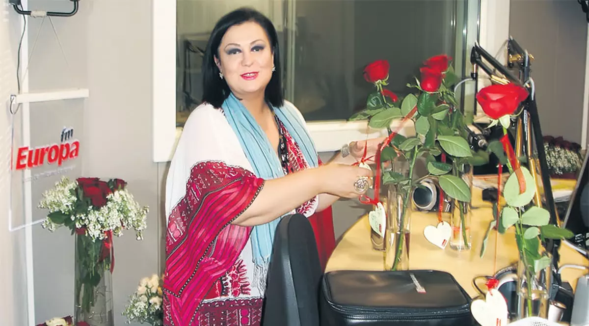 Două dintr-o lovitură pentru Monica Anghel: s-a măritat şi apoi a născut