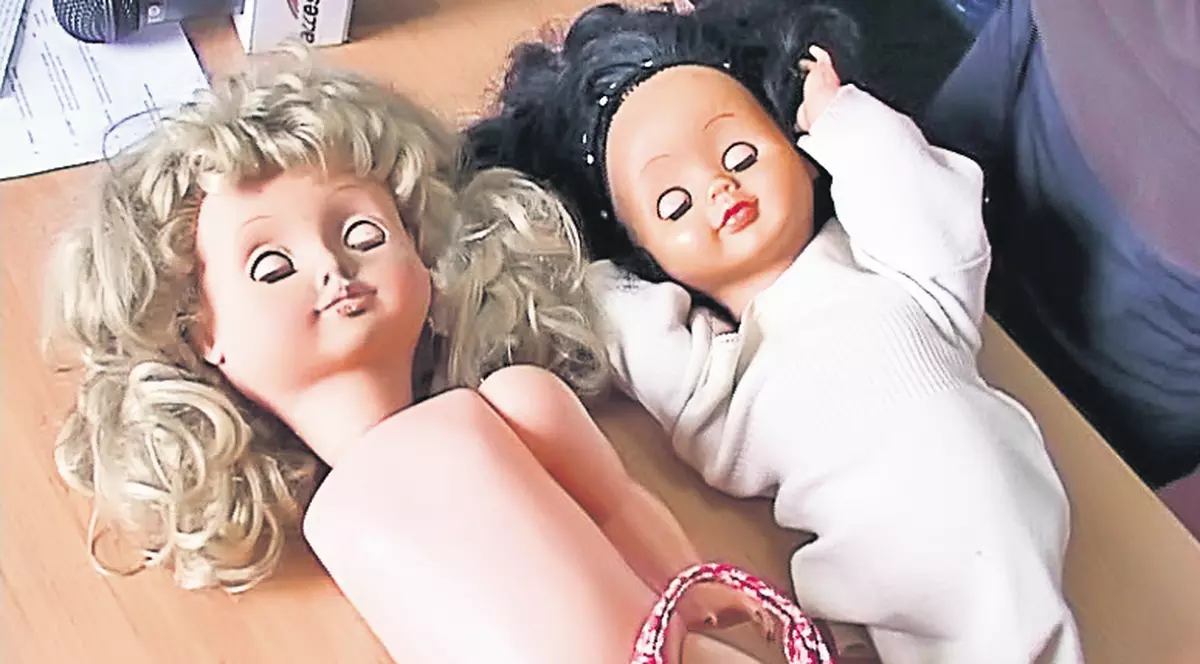 Un primar din Gorj vrea să-i facă un cadou ministrului Funeriu: «Îi trimit eu păpuşi handicapate!»