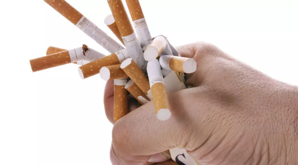 Un bărbat a primit 10.000 € pentru că a stat cu fumători în puşcărie