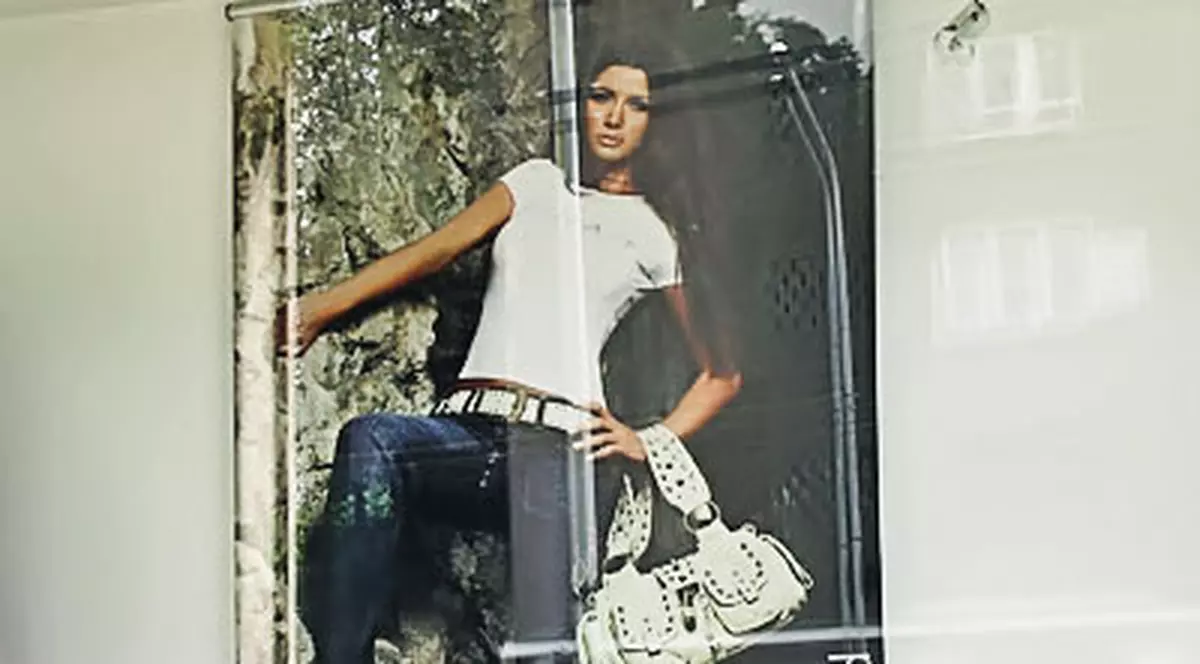 Fără să ştie, EBA încă face reclamă la blugi