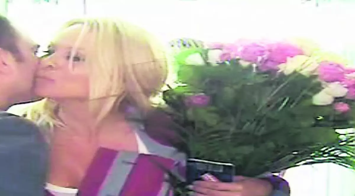 Pamela Anderson a primit flori la aeroport