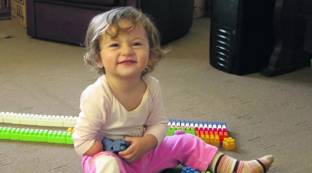 Ne scriu cititorii: S-a născut fără o mânuţă