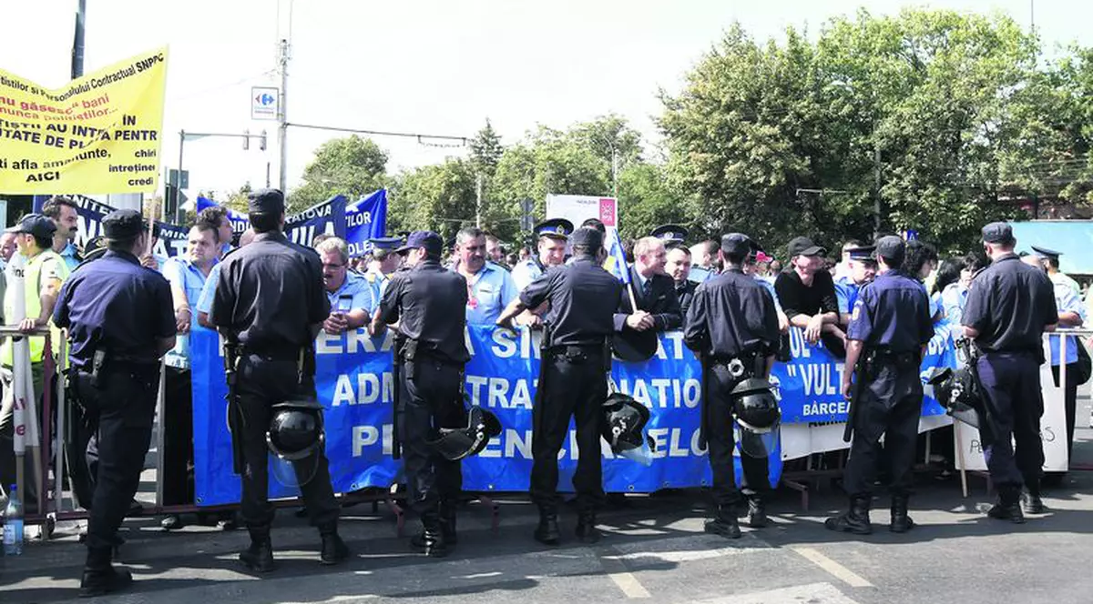 Jandarmii au făcut zid în faţa poliţiştilor