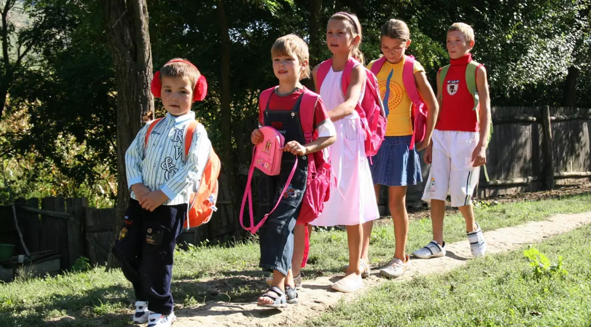 Copiii care împărţeau o pereche de cizme au fost ajutaţi de cititorii Libertăţii: "Datorită vouă mergem la şcoală!"