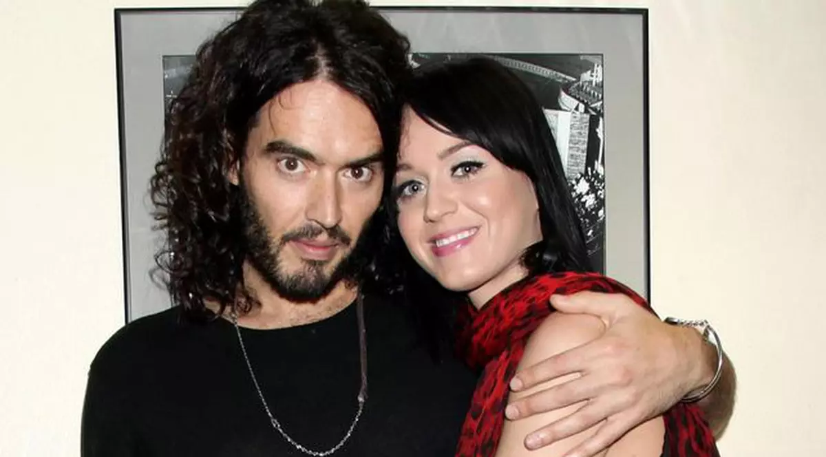 Russell Brand şi Katy Perry se deghizează în moşi pentru a putea ieşi din casă