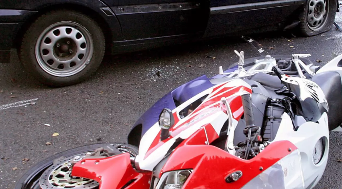 Un motociclist italian, mort după ce a lovit un BMW condus de o româncă