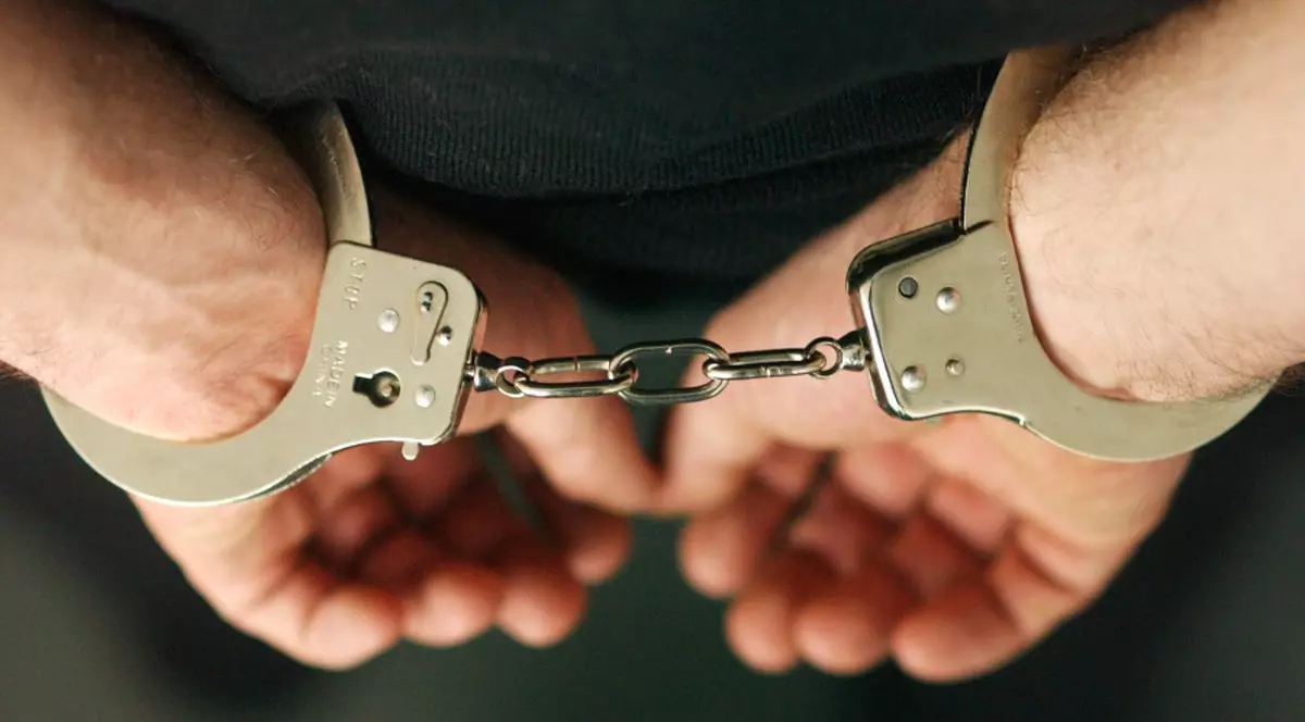 Cinci membri ai unei grupări violente din sectorul 4, reţinuţi de poliţişti