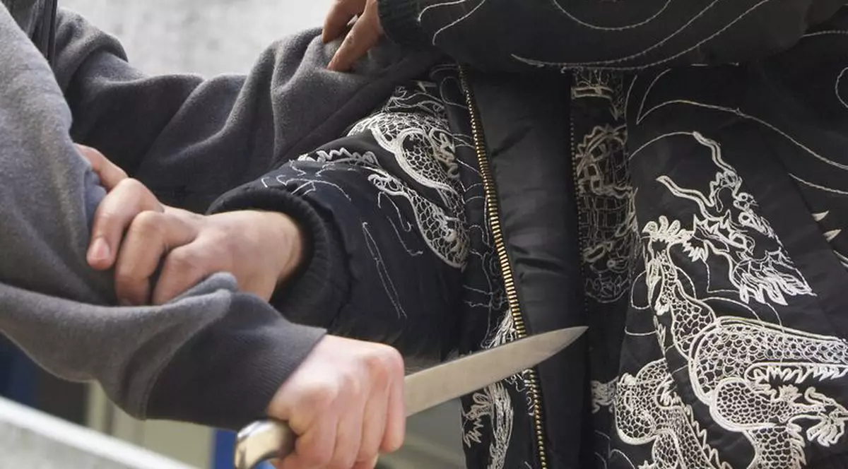 Agresorii elevului de 18 ani au fost reținuți. Polițiștii caută un al treilea individ care a participat la atacul din curtea unui liceu din Alexandria